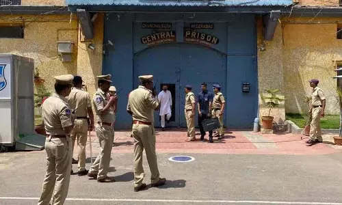 Hyderabad की चंचलगुडा जेल में राउडीशीटरों के बीच मारपीट Hyderabad की चंचलगुडा जेल में राउडीशीटरों के बीच मारपीट