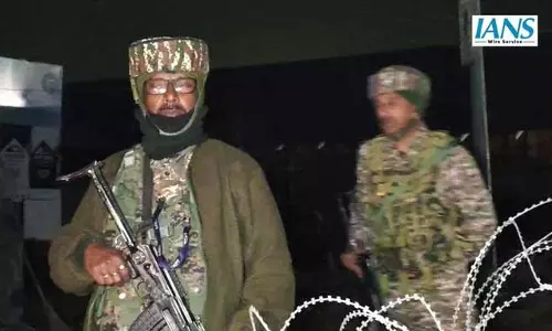 बारामूला हाईवे पर सुरक्षा कड़ी, SOG-OCAPS-CRPF की ID और वाहन जांच तेज बारामूला हाईवे पर सुरक्षा कड़ी, SOG-OCAPS-CRPF की ID और वाहन जांच तेज