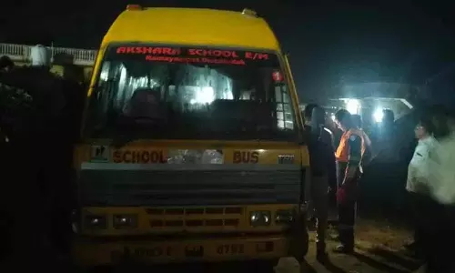 Medak जिले में स्कूल बस में आग लग गई Medak जिले में स्कूल बस में आग लग गई