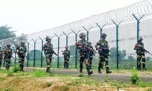 Delhi विस्फोट के बाद सीमाओं पर कड़ी निगरानी, समुद्री मार्गों पर भी गश्त Delhi विस्फोट के बाद सीमाओं पर कड़ी निगरानी, समुद्री मार्गों पर भी गश्त