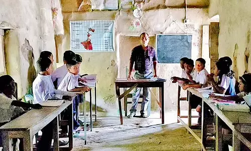 शिक्षा परिषद मिट्टी के घर और टिन की छत में चल रहे स्कूल से हैरान