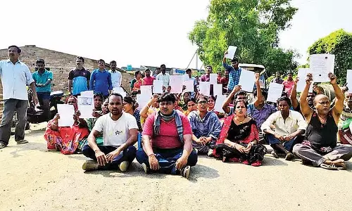 ज़मीन होने के बावजूद नौकरी कहाँ से मिली? विरोध में निवासियों ने जाम लगाया