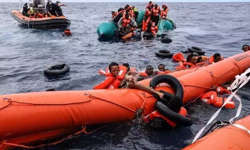 Greece के गावदोस द्वीप के पास नाव पलटने से तीन प्रवासी डूबे, बचाव अभियान जारी Greece के गावदोस द्वीप के पास नाव पलटने से तीन प्रवासी डूबे, बचाव अभियान जारी