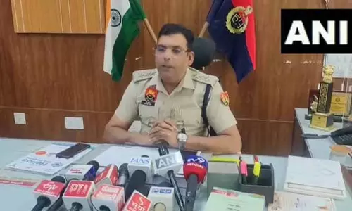 दिल्ली घटना के बाद रोहतक में हाई अलर्ट: शिवाजी कॉलोनी से 1 करोड़ रुपये कैश बरामद दिल्ली घटना के बाद रोहतक में हाई अलर्ट: शिवाजी कॉलोनी से 1 करोड़ रुपये कैश बरामद