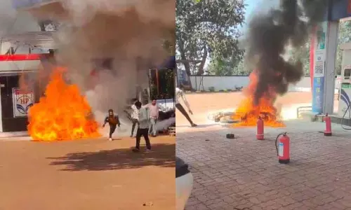 पेट्रोल पंप पर मोटरसाइकिल में लगी आग, टला बड़ा हादसा पेट्रोल पंप पर मोटरसाइकिल में लगी आग, टला बड़ा हादसा