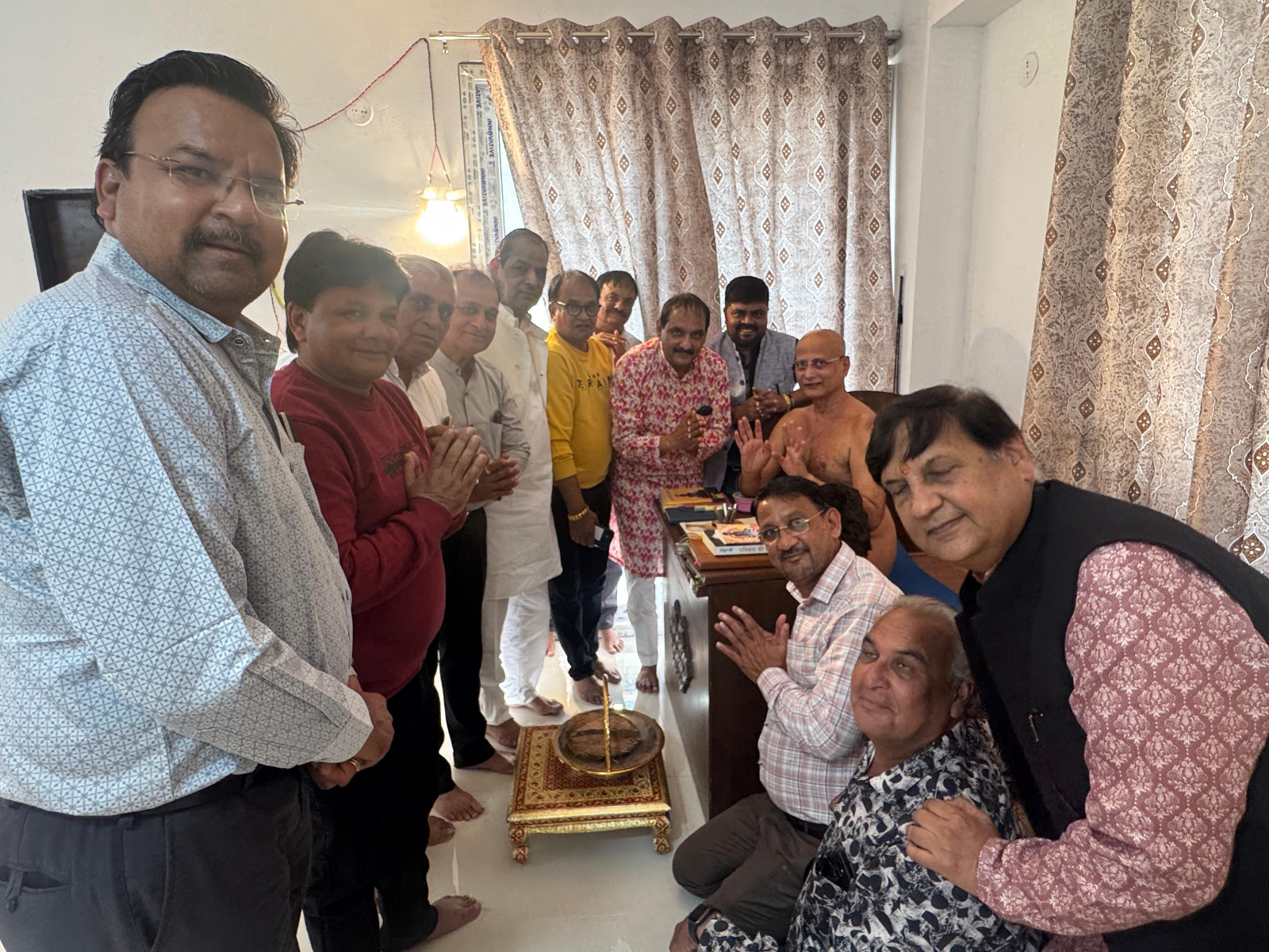 राष्ट्र संत मनोज्ञाचार्य पुलक सागर को Bhilwara में चातुर्मास हेतु श्रीफल भेंट