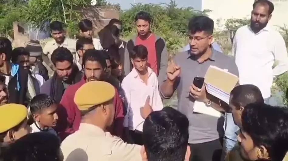 थानेदार ने दिखाई पुलिसिंग की ताकत, तू-तू पर उतर आया कांग्रेस नेता, डाल दिया हवालात में थानेदार ने दिखाई पुलिसिंग की ताकत, तू-तू पर उतर आया कांग्रेस नेता, डाल दिया हवालात में