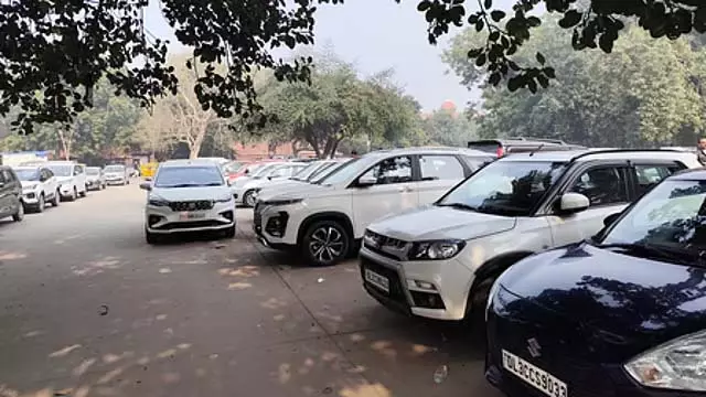 Delhi : सेनगोट्टई पार्किंग स्थल पर सुरक्षा भंग Delhi : सेनगोट्टई पार्किंग स्थल पर सुरक्षा भंग