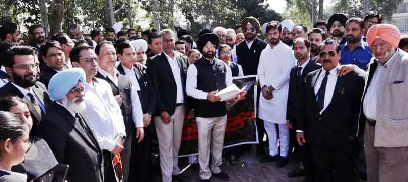 जिला बार एसोसिएशन ने Hoshiarpur में विरोध मार्च निकाला जिला बार एसोसिएशन ने Hoshiarpur में विरोध मार्च निकाला