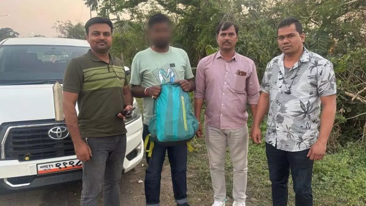 Mumbai : पुलिस ने व्यक्ति के घर से 20 लाख की चोरी के आरोप में उसके ड्राइवर को गिरफ्तार किया Mumbai : पुलिस ने व्यक्ति के घर से 20 लाख की चोरी के आरोप में उसके ड्राइवर को गिरफ्तार किया