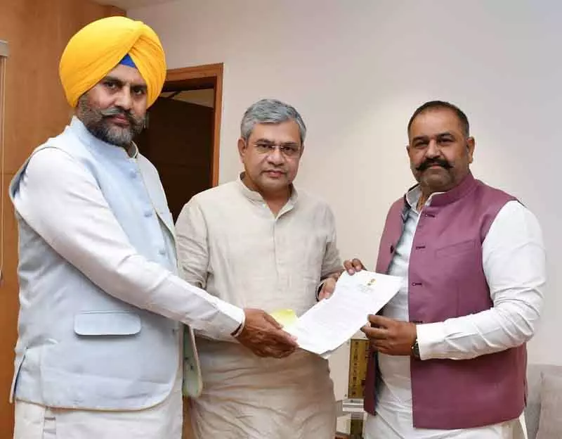 Jalandhar पूर्व सांसद रिंकू ने वैष्णव के समक्ष रेलवे ओवरब्रिज पुनर्निर्माण का मुद्दा उठाया Jalandhar पूर्व सांसद रिंकू ने वैष्णव के समक्ष रेलवे ओवरब्रिज पुनर्निर्माण का मुद्दा उठाया