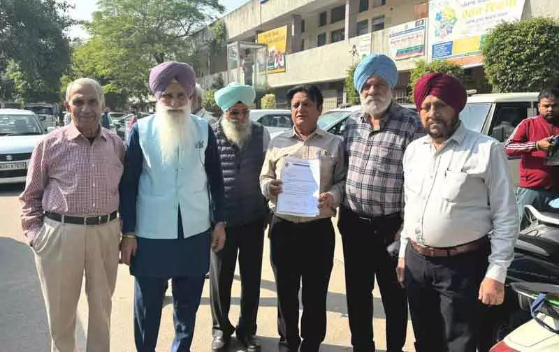 Jalandhar सड़क निर्माण को लेकर अधिकारियों से मिले निवासी Jalandhar सड़क निर्माण को लेकर अधिकारियों से मिले निवासी
