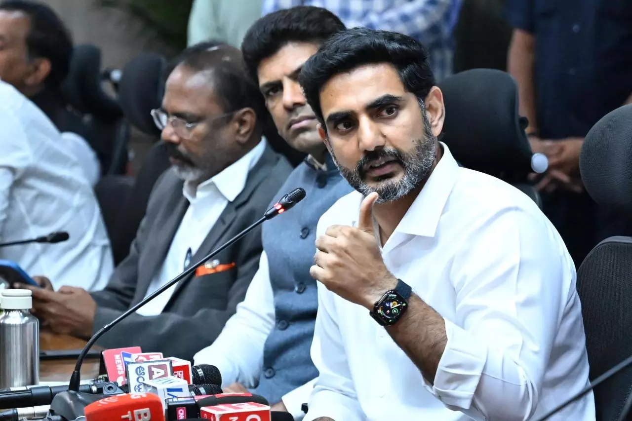 नारा लोकेश ने आंध्र प्रदेश के वैश्विक विकास ब्लूप्रिंट का अनावरण किया नारा लोकेश ने आंध्र प्रदेश के वैश्विक विकास ब्लूप्रिंट का अनावरण किया