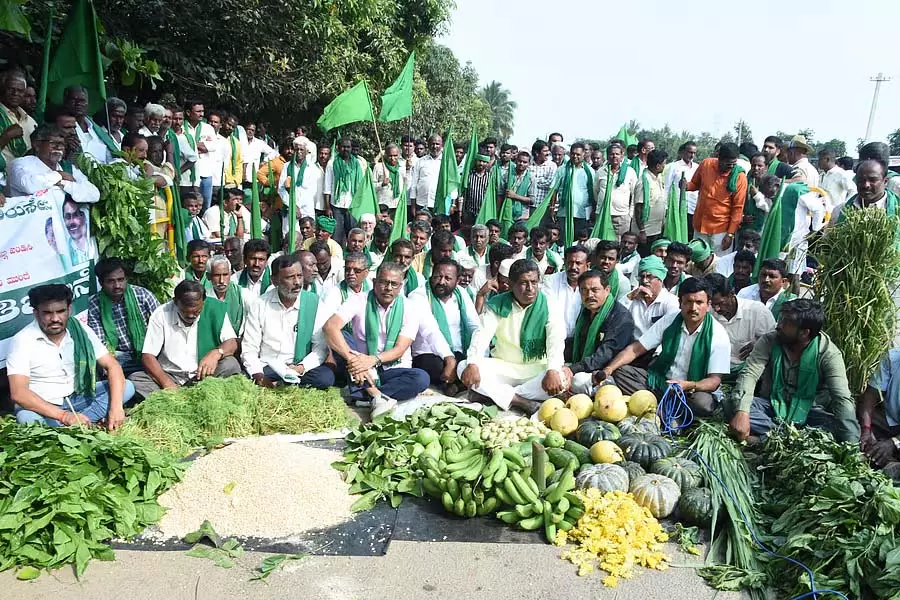 Karnataka : मक्का के समर्थन में किसान यूनियन नेताओं का विरोध प्रदर्शन Karnataka : मक्का के समर्थन में किसान यूनियन नेताओं का विरोध प्रदर्शन