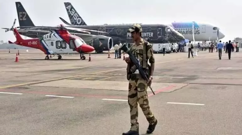 पांच हवाई अड्डों को बम से उड़ाने की धमकी, सुरक्षा बढ़ाई गई पांच हवाई अड्डों को बम से उड़ाने की धमकी, सुरक्षा बढ़ाई गई