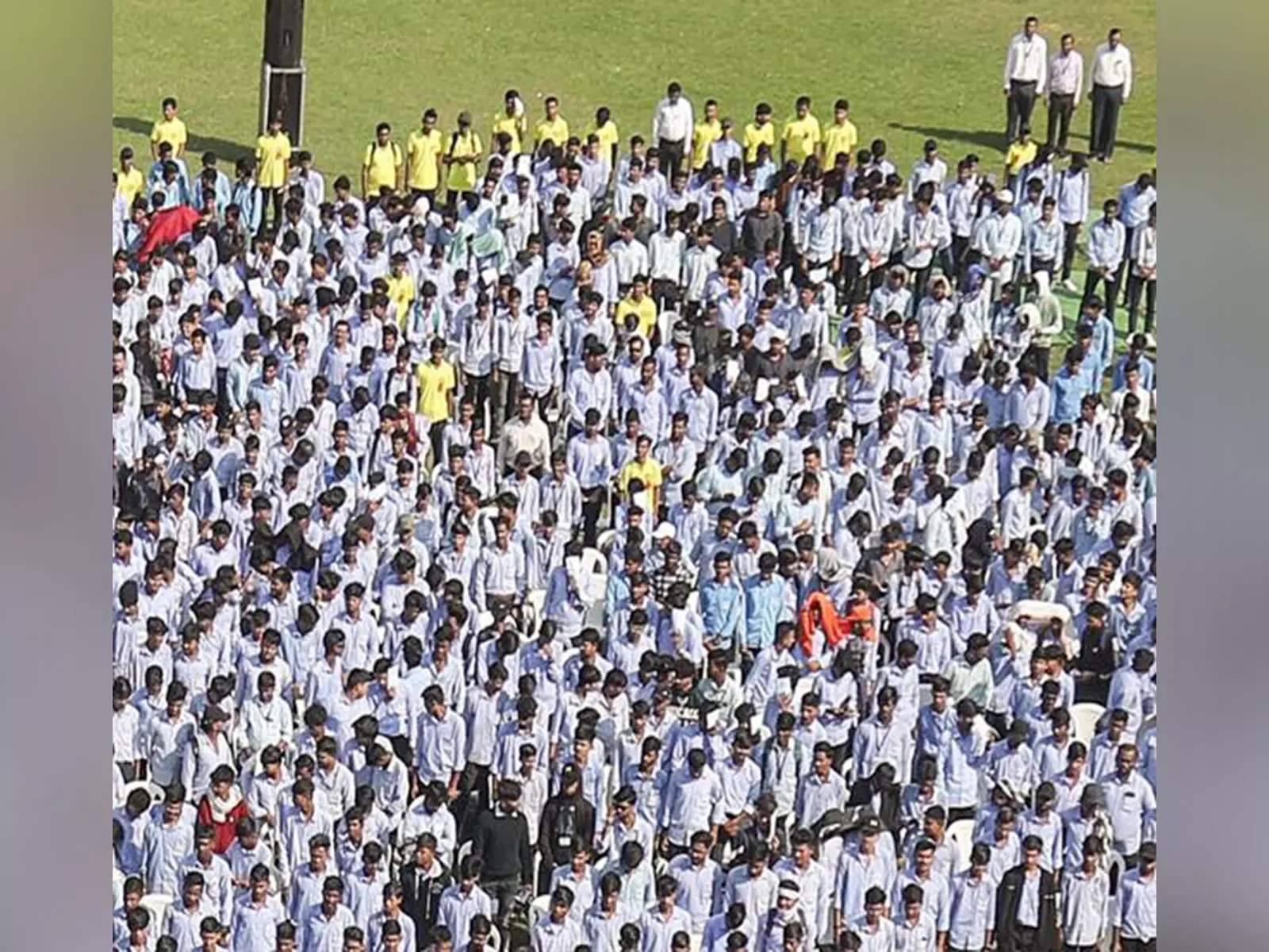 Aligarh में राष्ट्रगान और वंदे मातरम का विरोध करने पर सहायक शिक्षक निलंबित Aligarh में राष्ट्रगान और वंदे मातरम का विरोध करने पर सहायक शिक्षक निलंबित