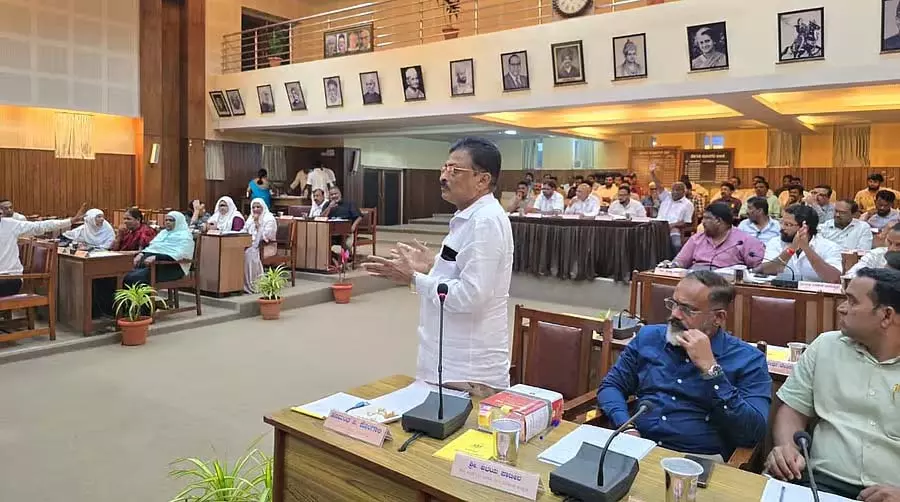 Karnataka सड़क के किनारे पार्किंग पर जुर्माना: निगम का कड़ा फैसला Karnataka सड़क के किनारे पार्किंग पर जुर्माना: निगम का कड़ा फैसला