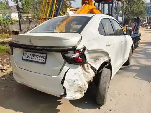 डॉक्टर ने कार से ऑटो को मारी ठोकर, तिराहा चौक में एक्सीडेंट से मचा हड़कंप डॉक्टर ने कार से ऑटो को मारी ठोकर, तिराहा चौक में एक्सीडेंट से मचा हड़कंप