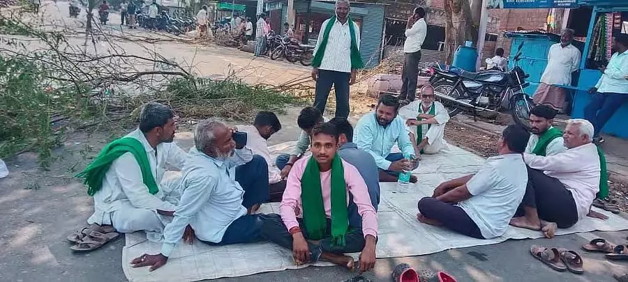 Jamkhandi : किसानों ने सड़क जाम कर किया विरोध प्रदर्शन Jamkhandi : किसानों ने सड़क जाम कर किया विरोध प्रदर्शन