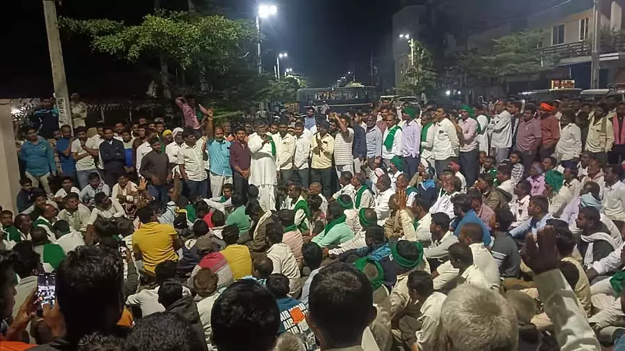 Mudhol : दाम से असहमत किसानों की अधिकारियों से झड़प Mudhol : दाम से असहमत किसानों की अधिकारियों से झड़प