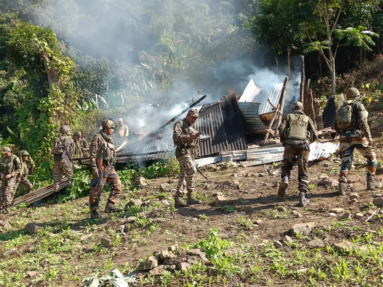 Manipur के कांगपोकपी में 25 एकड़ अवैध अफीम की खेती नष्ट, असम राइफल्स और पुलिस की संयुक्त कार्रवाई Manipur के कांगपोकपी में 25 एकड़ अवैध अफीम की खेती नष्ट, असम राइफल्स और पुलिस की संयुक्त कार्रवाई