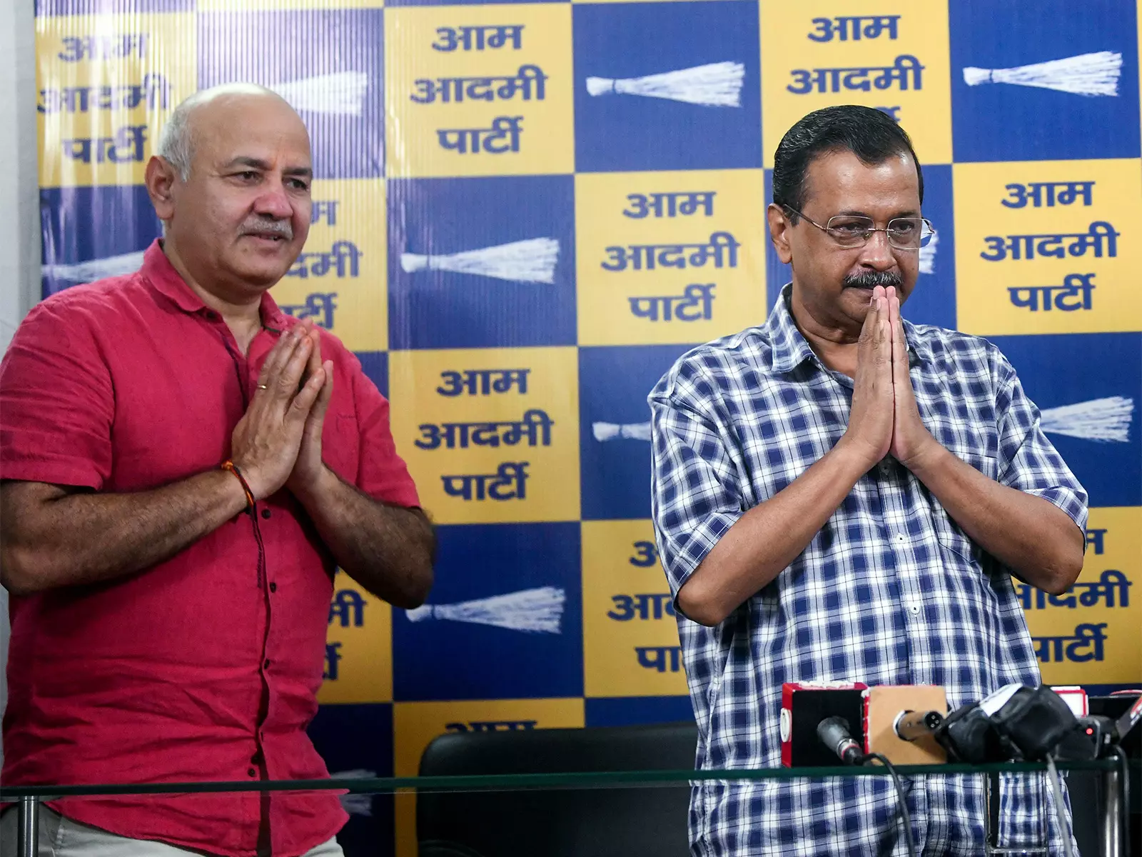 केजरीवाल, सिसोदिया और रामनिवास गोयल दिल्ली विधानसभा की विशेषाधिकार समिति के समक्ष पेश होंगे केजरीवाल, सिसोदिया और रामनिवास गोयल दिल्ली विधानसभा की विशेषाधिकार समिति के समक्ष पेश होंगे