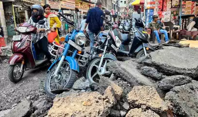 Hyderabad: सड़क मरम्मत कार्य में देरी के कारण बेगम बाजार में यातायात बिगड़ा Hyderabad: सड़क मरम्मत कार्य में देरी के कारण बेगम बाजार में यातायात बिगड़ा