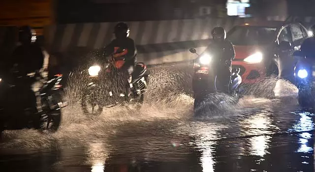 Chennai और 17 जिलों में अगले 3 घंटों तक बारिश Chennai और 17 जिलों में अगले 3 घंटों तक बारिश