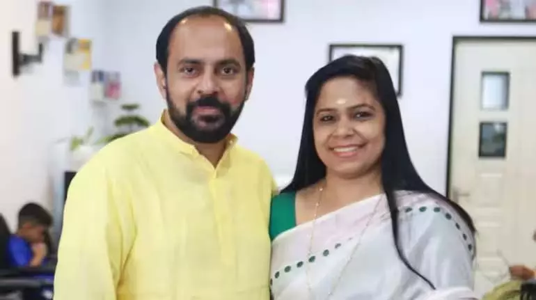 Kerala के वैवाहिक आनंद के प्रभावक जोड़े में वैवाहिक लड़ाई Kerala के वैवाहिक आनंद के प्रभावक जोड़े में वैवाहिक लड़ाई