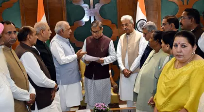 Haryana कांग्रेस नेताओं ने राज्यपाल से मुलाकात की Haryana कांग्रेस नेताओं ने राज्यपाल से मुलाकात की
