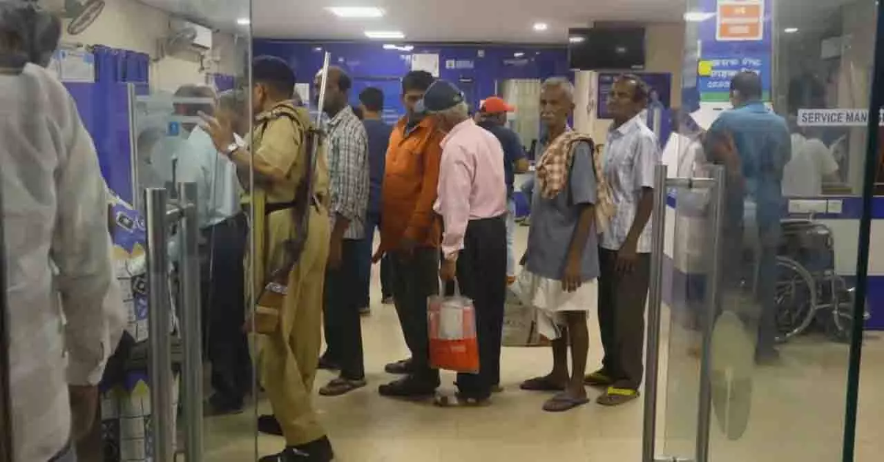 SBI कैशियर 70 लाख रुपये का सोना और 7 लाख नकद लेकर फरार SBI कैशियर 70 लाख रुपये का सोना और 7 लाख नकद लेकर फरार