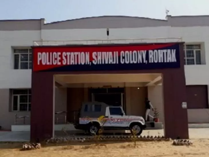 Rohtak: पुलिस की चार गाड़ियों ने घेरा सुशील का घर Rohtak: पुलिस की चार गाड़ियों ने घेरा सुशील का घर