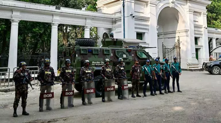 Bangladesh में उबाल: शेख हसीना के मुकदमे ने कैसे देश को अशांति में धकेल दिया Bangladesh में उबाल: शेख हसीना के मुकदमे ने कैसे देश को अशांति में धकेल दिया