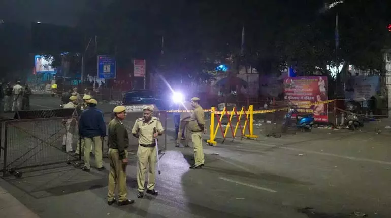 Delhi पुलिस ने यात्रियों से कड़ी सुरक्षा के बीच स्टेशनों और हवाईअड्डों पर जल्दी पहुंचने का आग्रह किया Delhi पुलिस ने यात्रियों से कड़ी सुरक्षा के बीच स्टेशनों और हवाईअड्डों पर जल्दी पहुंचने का आग्रह किया