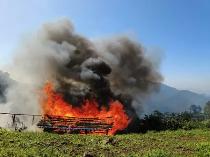 Manipur: सुरक्षा बलों ने अफीम की खेती नष्ट कर उत्पादन को रोका Manipur: सुरक्षा बलों ने अफीम की खेती नष्ट कर उत्पादन को रोका