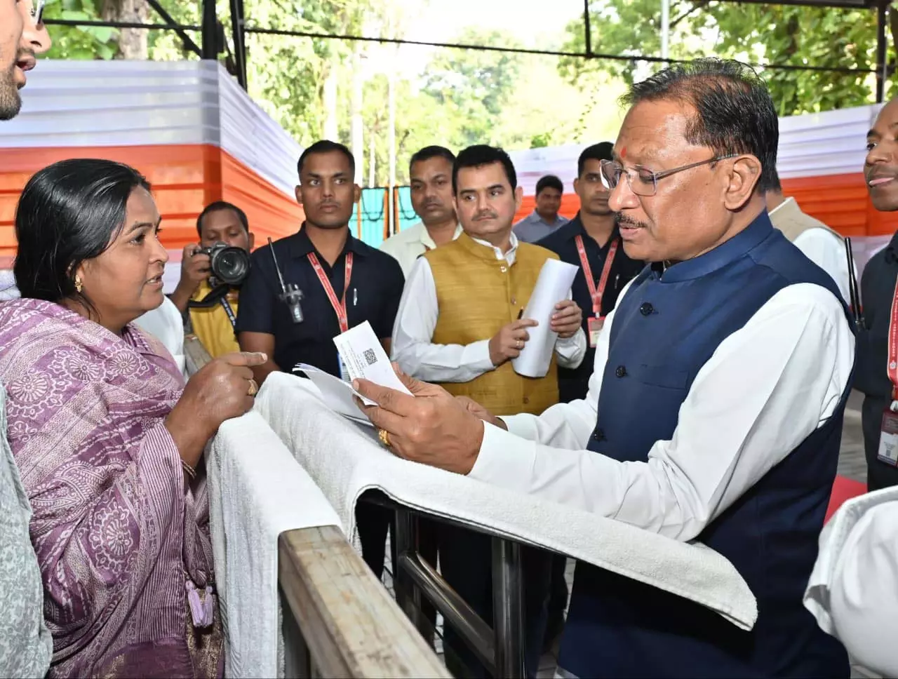 मुख्यमंत्री विष्णुदेव साय ने आमजन की समस्याएं सुनीं, मौके पर दिए त्वरित समाधान मुख्यमंत्री विष्णुदेव साय ने आमजन की समस्याएं सुनीं, मौके पर दिए त्वरित समाधान