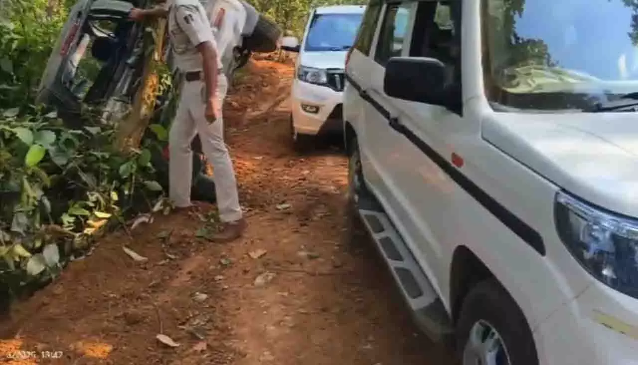 Odisha पुलिस का बड़ा अभियान, शराब से भरी कार दुर्घटनाग्रस्त Odisha पुलिस का बड़ा अभियान, शराब से भरी कार दुर्घटनाग्रस्त