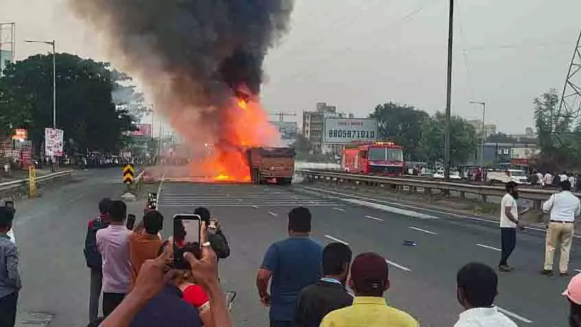 दो जलते ट्रकों के बीच कार फंसने से यात्रियों के फंसे होने की आशंका दो जलते ट्रकों के बीच कार फंसने से यात्रियों के फंसे होने की आशंका