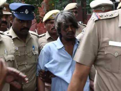 कोर्ट में हंगामा: हिस्ट्रीशीटर ने जज पर चप्पल फेंकने का प्रयास किया कोर्ट में हंगामा: हिस्ट्रीशीटर ने जज पर चप्पल फेंकने का प्रयास किया