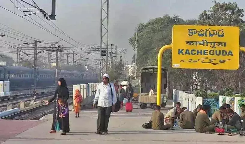 Kacheguda में रेलवे अंडर ब्रिज के नीचे कार.. बम निरोधक दस्ते की जांच Kacheguda में रेलवे अंडर ब्रिज के नीचे कार.. बम निरोधक दस्ते की जांच