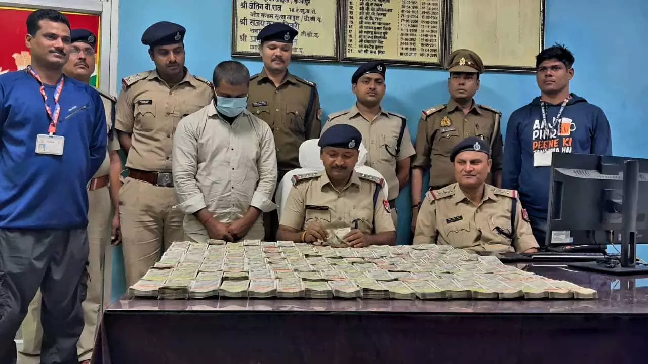 नकदी बरामदगी से हड़कंप, युवक के बैग से बरामद हुई नोटों की गड्डियां नकदी बरामदगी से हड़कंप, युवक के बैग से बरामद हुई नोटों की गड्डियां
