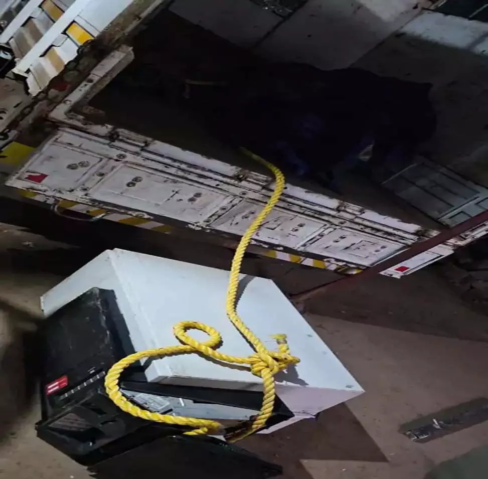 ATM लूट की कोशिश, बदमाशों ने CCTV किया खराब ATM लूट की कोशिश, बदमाशों ने CCTV किया खराब