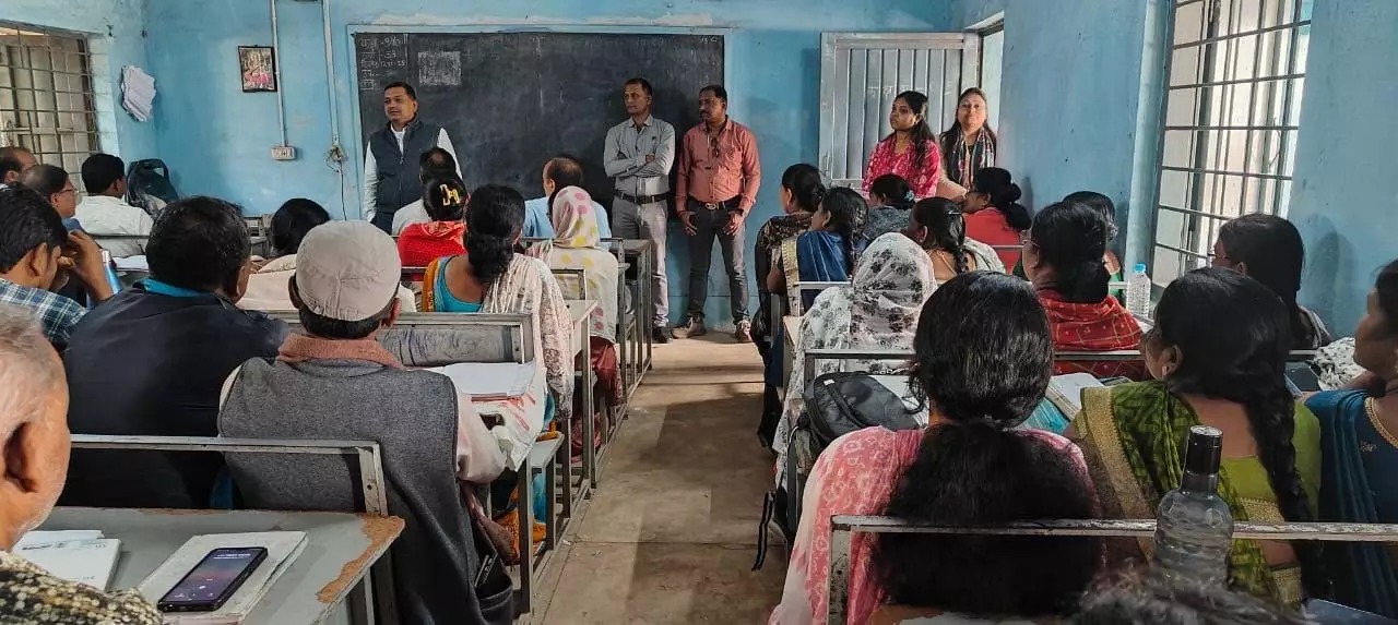एसआईआर अंतर्गत गणना पत्रक वितरण कार्य की पूर्णता की ओर एसआईआर अंतर्गत गणना पत्रक वितरण कार्य की पूर्णता की ओर