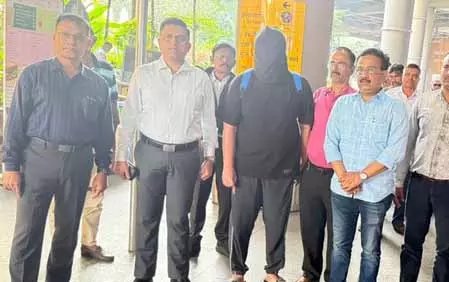 दाऊद से जुड़ा ड्रग नेटवर्क: जांच में बॉलीवुड सेलेब्स और राजनेताओं के नाम आए सामने दाऊद से जुड़ा ड्रग नेटवर्क: जांच में बॉलीवुड सेलेब्स और राजनेताओं के नाम आए सामने