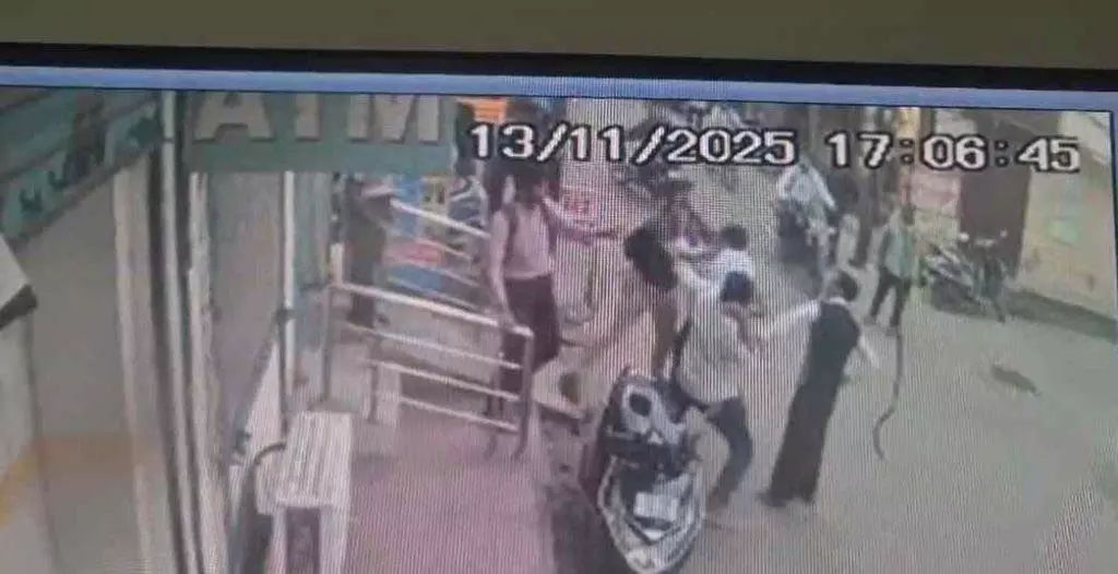 केनरा बैंक कैशियर पर दो भाइयों ने किया हमला केनरा बैंक कैशियर पर दो भाइयों ने किया हमला