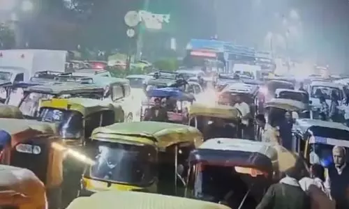 आगे दर्जनभर ऑटो और पीछे लाइन में थी बस, इस बीच i20 कार में हुआ विस्फोट, दिल्ली बम ब्लास्ट का नया वीडियो आया सामने आगे दर्जनभर ऑटो और पीछे लाइन में थी बस, इस बीच i20 कार में हुआ विस्फोट, दिल्ली बम ब्लास्ट का नया वीडियो आया सामने
