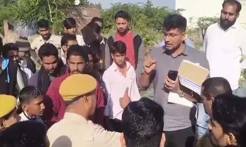 थानेदार ने दिखाई पुलिसिंग की ताकत, तू-तू पर उतर आया कांग्रेस नेता, डाल दिया हवालात में थानेदार ने दिखाई पुलिसिंग की ताकत, तू-तू पर उतर आया कांग्रेस नेता, डाल दिया हवालात में
