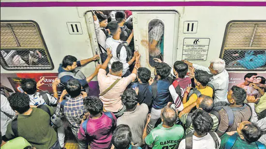 GRP ने सीएसएमटी पर अचानक हड़ताल के लिए 42 रेलवे कर्मचारियों पर मामला दर्ज किया