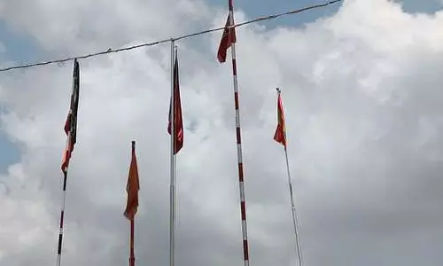 बिना किसी भेदभाव के सड़क के बीच में झंडे लगाने की अनुमति से SC नाखुश बिना किसी भेदभाव के सड़क के बीच में झंडे लगाने की अनुमति से SC नाखुश
