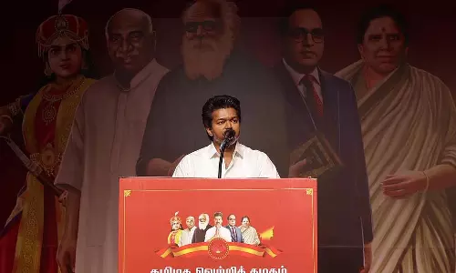DMK अपने सिद्धांतों को भूल गई है: विजय ने आलोचना की